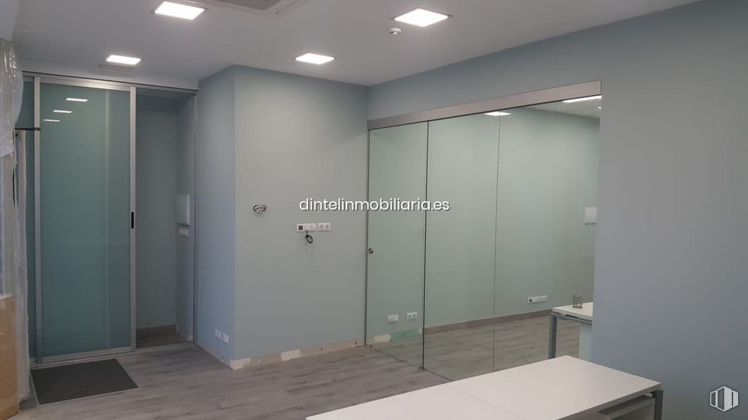 Retail for sale & for rent at Avenida de Madrid, Ávila, 05001 with wardrobe, fixture, door, flooring, building, floor, wood, hall, glass and hardwood around