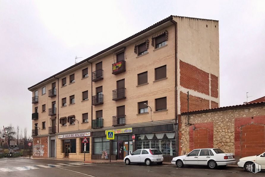 Retail for sale & for rent at Calle Cirilo Montero, 18, Torrijos, Toledo, 45500 with car, building, sky, wheel, land vehicle, tire, window, vehicle, architecture and urban design around