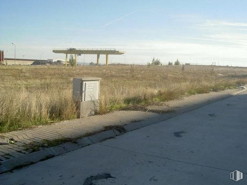 Suelo en venta en Avenida Industria, Yunquera de Henares, Guadalajara, 19210 con cielo, planta, ecorregión, nube, superficie de la carretera, asfalto, lote de terreno, luz solar, hierba y paisaje alrededor