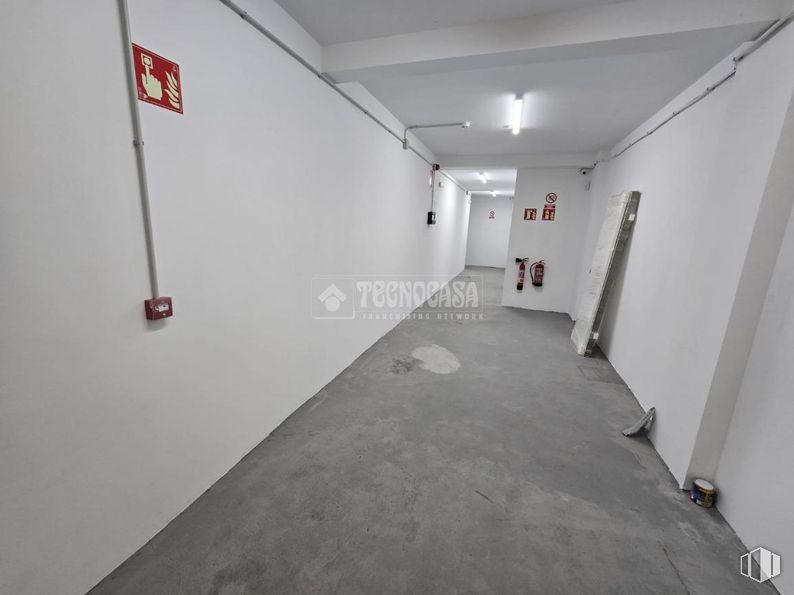 Industrial for sale at Calle San Fortunato, Usera, Madrid, 28041 with fixture, flooring, floor, composite material, ceiling, gas, concrete, room, aluminium and building around