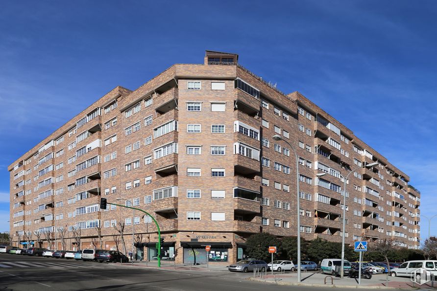 Local en venta en Paseo Acacias, 17, Coslada, Madrid, 28820 con edificio, cielo, día, ventana, nube, coche, luz de la calle, torre, bloque de torre y casa alrededor