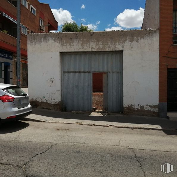 Land for sale at Zona centro, Móstoles, Madrid, 28938 with car, building, cloud, automotive tail & brake light, sky, vehicle registration plate, vehicle, window, road surface and asphalt around