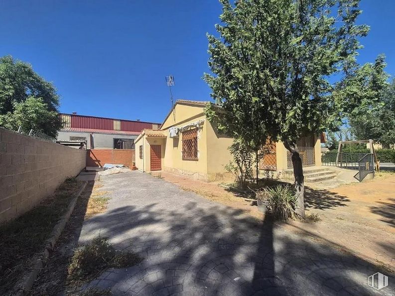 Local en alquiler y venta en Calle Paraiso, Torre del Burgo, Guadalajara, 19197 con cielo, planta, propiedad, ventana, edificio, superficie de la carretera, árbol, sombra, lote de terreno y asfalto alrededor