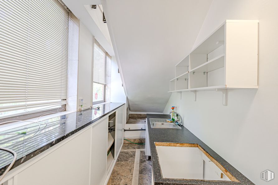 Local en venta en Ronda de Segovia, Arganzuela, Madrid, 28005 con persiana de la ventana, ventana, encimera, mueble, edificio, suelo, suelos, fachada, diseño urbano y material compuesto alrededor