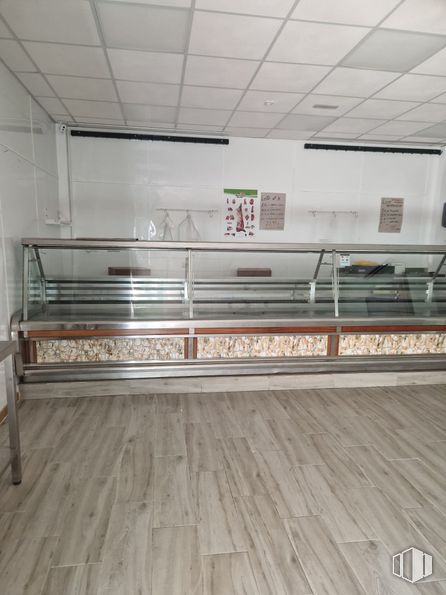 Retail for rent at Avenida de Ramón y Cajal, 8, Añover de Tajo, Toledo, 45250 with flooring, display case, floor, bakery, hardwood, plywood, transparency, retail, steel and food around