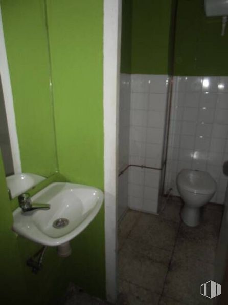 Retail for sale at Las Quinientas, Cuenca, 16003 with sink, toilet, property, bathroom, plumbing fixture, fixture, purple, fluid, plumbing and floor around