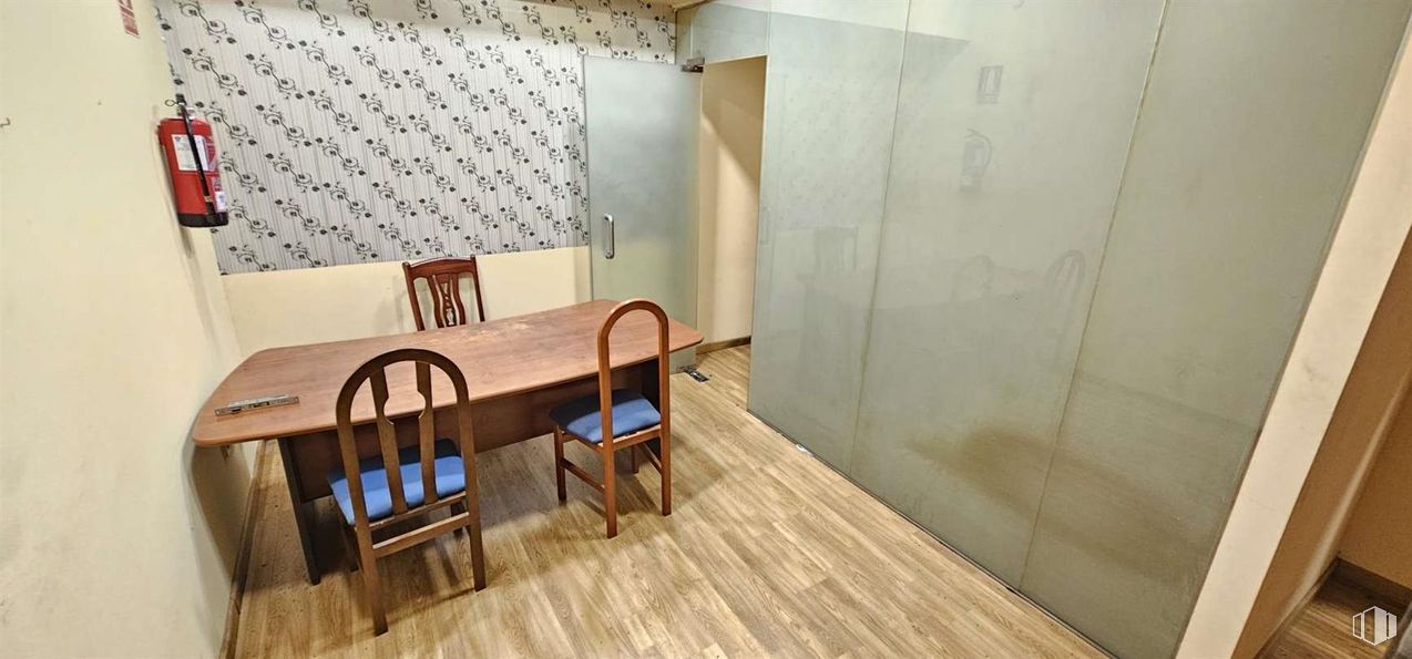 Local en alquiler en Calle Río Alberche, Toledo, 45007 con silla, mesa, mesa de cocina y comedor, suelos, suelo, pared, madera, interiorismo, mueble y suelos de madera alrededor