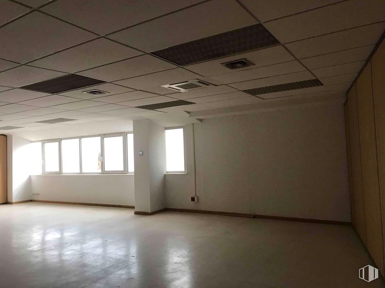 Office for rent at Zona Algete, Algete, Madrid, 28110 with light fixture, lighting, flooring, floor, ceiling, interior design, hall, glass, tile flooring and daylighting around