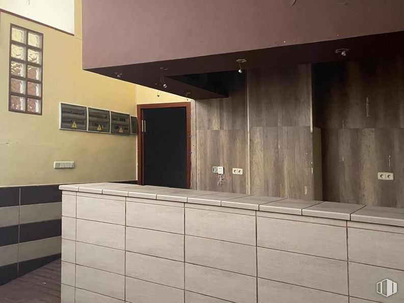 Retail for sale at Calle Mago de Oz, Guadalajara, 19005 with window, door, cabinetry, wood, interior design, countertop, flooring, fixture, floor and kitchen around