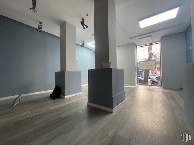 Retail for rent at Calle Bravo Murillo, 21, Chamberí, Madrid, 28015 with lighting, flooring, floor, interior design, ceiling, wood flooring, composite material, laminate flooring, hardwood and glass around