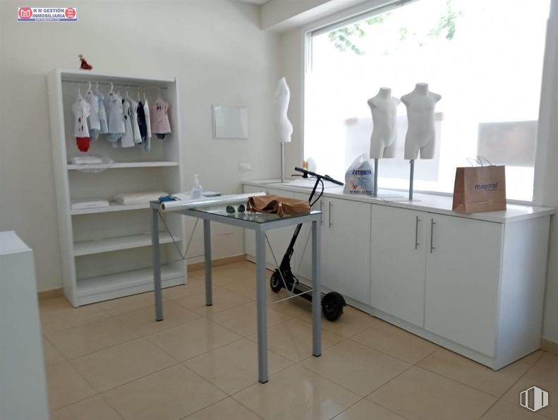 Retail for sale at Zona centro, Villafranca de los Caballeros, Toledo, 45730 with cabinetry, furniture, table, property, building, window, wood, interior design, floor and flooring around