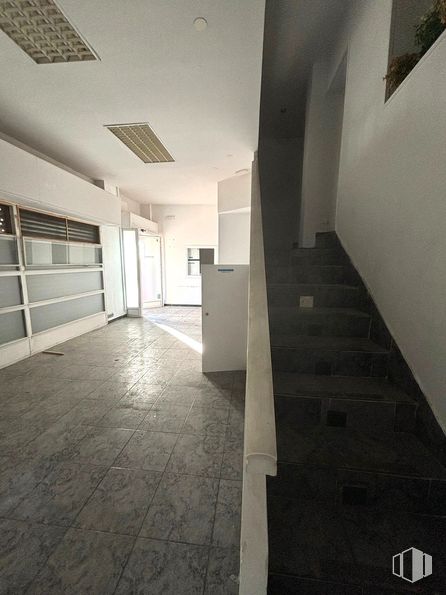 Local en venta en Zona Sur, Puente de Vallecas, Madrid, 28038 con lámpara, alumbrado, accesorio, madera, suelos, suelo, hall, edificio, material compuesto y espacio alrededor