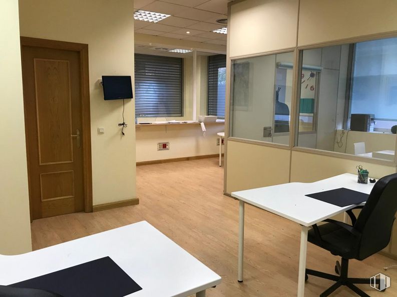 Office for sale at Calle Italia, 113, Toledo, 45005 with door, table, chair, window, building, fixture, window blind, floor, interior design, wood, shade and flooring around