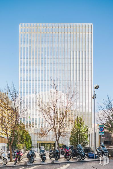 Oficina en alquiler en Torre Serrano, Calle Serrano, 47, Salamanca, Madrid, 28001 con edificio, cielo, rueda, durante el día, bicicleta, neumático, árbol, azul, luz de la calle y arquitectura alrededor