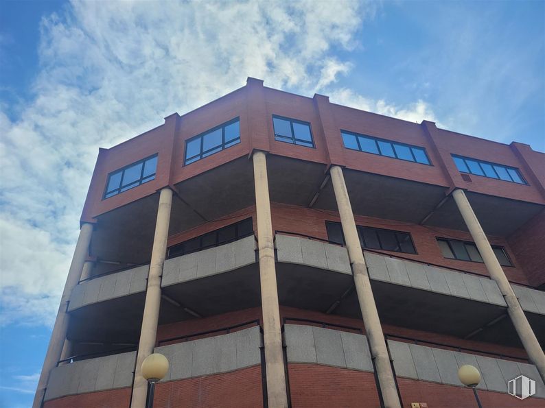 Industrial for sale at Calle San Máximo, 31, Usera, Madrid, 28041 with window, building, cloud, sky, daytime, skyscraper, tower block, condominium, urban design and material property around