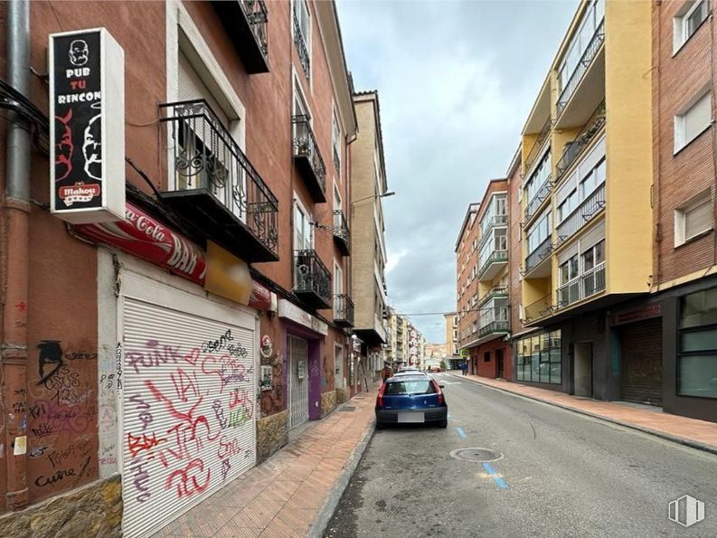 Local en alquiler en Centro urbano, Cuenca, 16004 con edificio, coche, ventana, cielo, superficie de la carretera, infraestructura, vehículo, modo de transporte, asfalto y diseño urbano alrededor