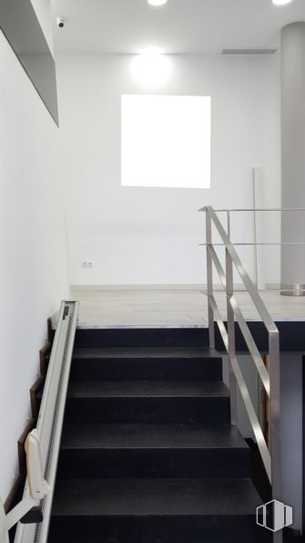 Local en alquiler y venta en Calle Abastos, 94, Aranjuez, Madrid, 28300 con escaleras, madera, suelos, suelo, interiorismo, negro, pasamanos, techo, gris y vidrio alrededor