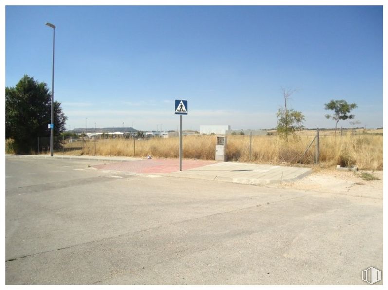 Land for sale at Calle Francisco Javier Sáenz de Oiza, 14, Villalbilla, Madrid, 28810 with street light, sky, plant, tree, asphalt, road surface, land lot, natural landscape, plain and road around