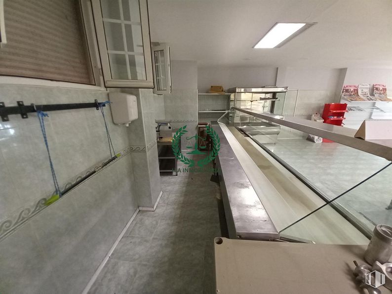 Retail for rent at Centro, Pedrezuela, Madrid, 28723 with cabinetry, fixture, flooring, floor, composite material, glass, engineering, ceiling, transparency and concrete around