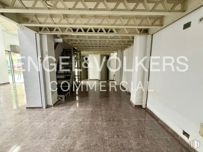 Local en venta en Calle Comandante Zorita, Tetuán, Madrid, 28020 con suelos, suelo, techo, suelo de baldosas, azulejo, hall, transparencia, material de construcción, iluminación natural y aluminio alrededor