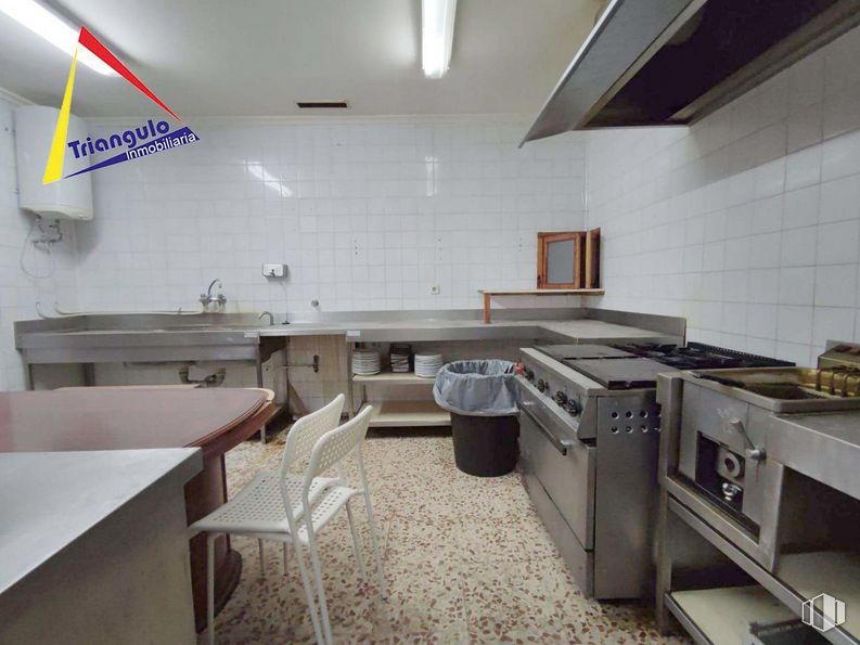 Retail for sale at Calle Tejedores, Segovia, 40004 with chair, kitchen appliance, property, cabinetry, sink, countertop, kitchen, tap, interior design and kitchen stove around