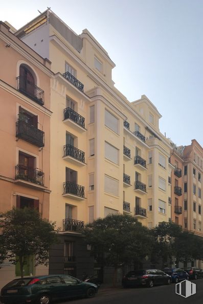 Local en venta en Calle Juan de Austria, 22, Chamberí, Madrid, 28010 con coche, edificio, vehículo terrestre, cielo, propiedad, neumático, ventana, rueda, planta y vehículo alrededor