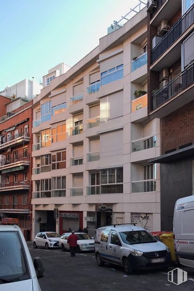 Retail for sale at Calle Fuenlabrada, Carabanchel, Madrid, 28019 with van, car, building, automotive parking light, land vehicle, wheel, vehicle, tire, property and sky around