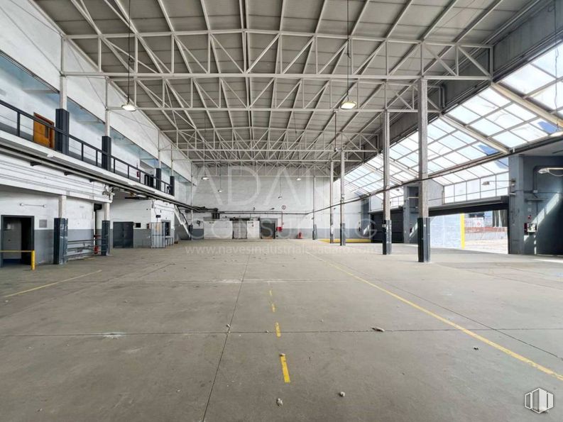 Industrial for rent at Calle Gamonal, Villa de Vallecas, Madrid, 28031 with building, hall, parking, city, fixture, ceiling, flooring, commercial building, engineering and metal around