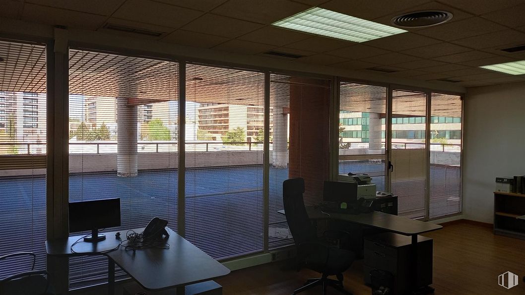 Oficina en alquiler en Calle Castrobarto, 10, Barajas, Madrid, 28042 con silla, escritorio, pantalla de ordenador, lámpara, ventana, alumbrado, mesa, mueble, propiedad y accesorio alrededor