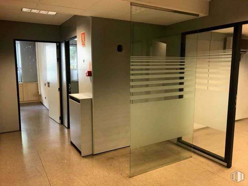 Oficina en alquiler y venta en Calle José Abascal, Chamberí, Madrid, 28003 con mediante, accesorio, madera, diseño de interiores, suelo, piso, entrada, exterior automotriz, techo y puerta del vehiculo alrededor