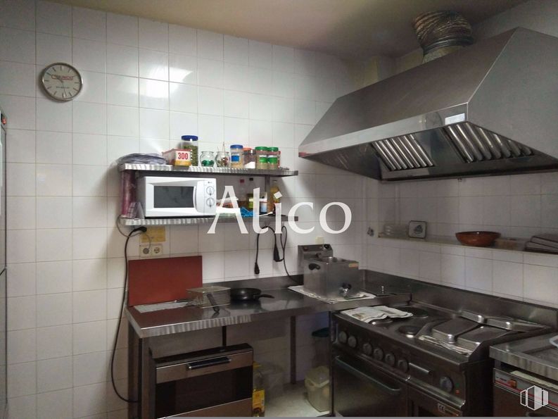 Retail for sale at Carretera Villacastín, Segovia, 40006 with microwave oven, kitchen appliance, oven, property, cabinetry, furniture, countertop, kitchen, kitchen stove and gas stove around