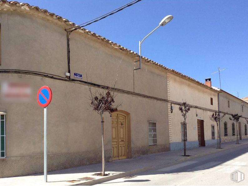 Land for sale at Calle Doctor Salazar, Las Pedroñeras, Cuenca, 16660 with door, street light, sky, window, building, shade, house, residential area, electricity and facade around