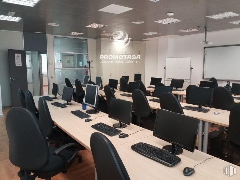 Oficina en alquiler en Zona de Rivas Futura, Rivas-Vaciamadrid, Madrid, 28529 con pantalla de ordenador, teclado del ordenador, silla, mesa, mueble, mesa, silla de oficina, escritorio, escritorio del ordenador y mesa de conferencias alrededor