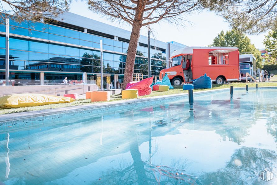 Oficina en alquiler en Edificio Adelfa, Calle José Echegaray, 20, Las Rozas de Madrid, Madrid, 28230 con persona, agua, cielo, neumático, azul, superficie de la carretera, rueda, árbol, asfalto y edificio alrededor