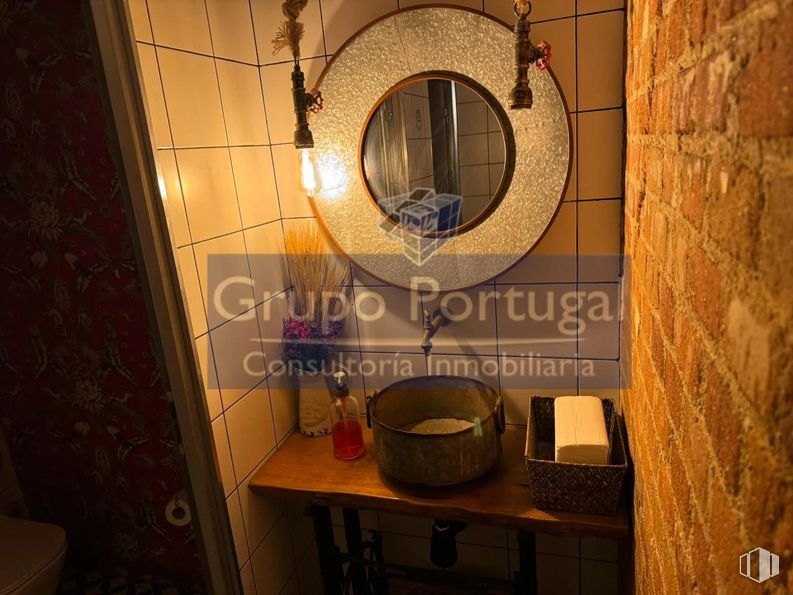 Local en alquiler en Zona Chamberí, Chamberí, Madrid, 28015 con mesa, espejo, pared, accesorios de fontanería, fontanería, lavabo, cuarto de baño, fregadero, grifo y tinte para madera alrededor