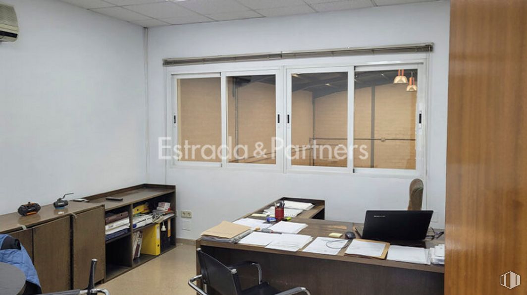 Nave en alquiler en Parque empresarial San Fernando, Torrejón de Ardoz, Madrid, 28850 con silla, escritorio, ordenador portatil, ropa, mueble, mesa, edificio, silla de oficina, interiorismo y escritorio del ordenador alrededor