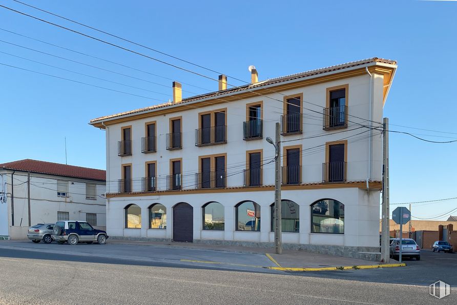 Retail for sale & for rent at Avenida Magallanes, 21, Santa Cruz de la Zarza, Toledo, 45370 with building, car, sky, window, wheel, tire, vehicle, electricity, house and street light around