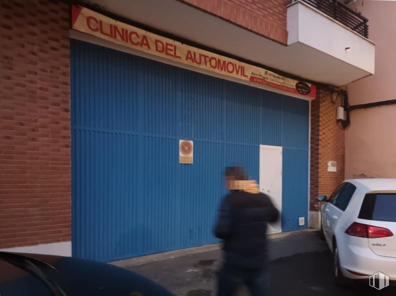 Retail for sale & for rent at Calle Paloma, 5, Mora, Toledo, 45400 with car, person, clothing, outerwear, building, vehicle, automotive tail & brake light, automotive lighting, tire and automotive design around