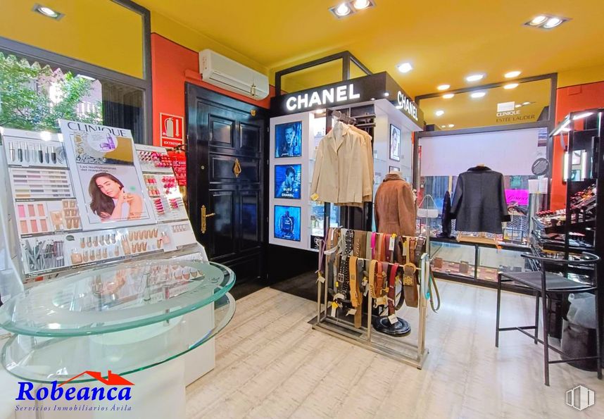 Retail for rent at Calle Doctor Fleming, Ávila, 05001 with outerwear, clothing, person, top, interior design, customer, retail, trade, leisure and event around