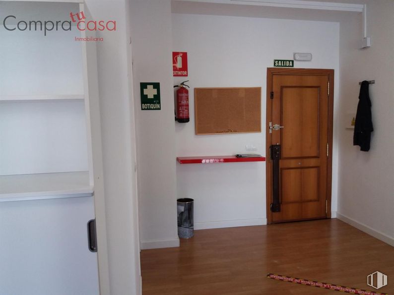 Oficina en alquiler en Avenida Acueducto, Segovia, 40001 con puerta, suelos, suelo, madera, suelos de madera, interiorismo, suelo laminado, habitación, madera dura y tinte para madera alrededor