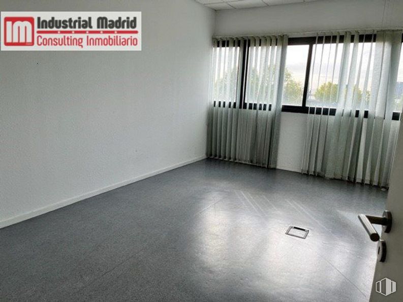 Nave en venta en Polígono Industrial San Fernando, San Fernando de Henares, Madrid, 28830 con edificio, piso, silla, pavimento, cortina, sombra, tratamiento de ventanas, ventana, madera y techo alrededor