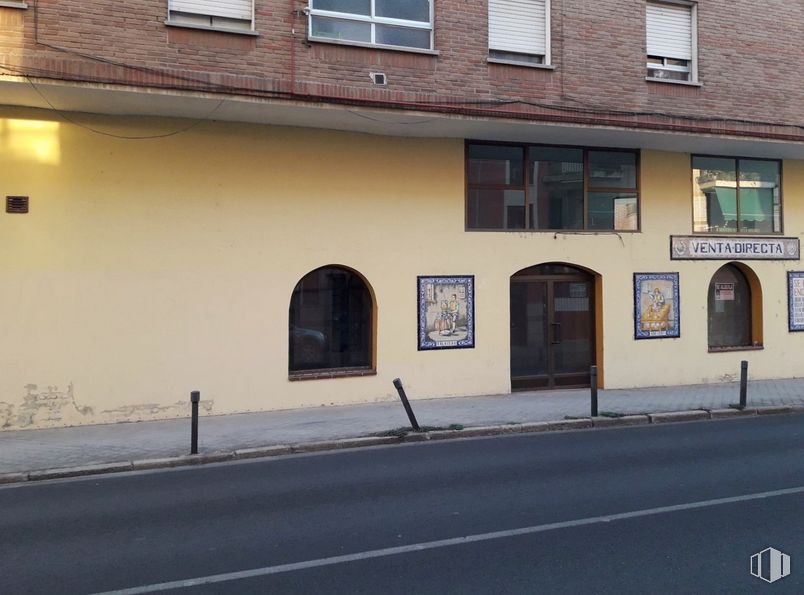 Retail for sale at Casco urbano, Talavera de la Reina, Toledo, 45600 with window, door, building, road surface, fixture, asphalt, wood, real estate, facade and city around