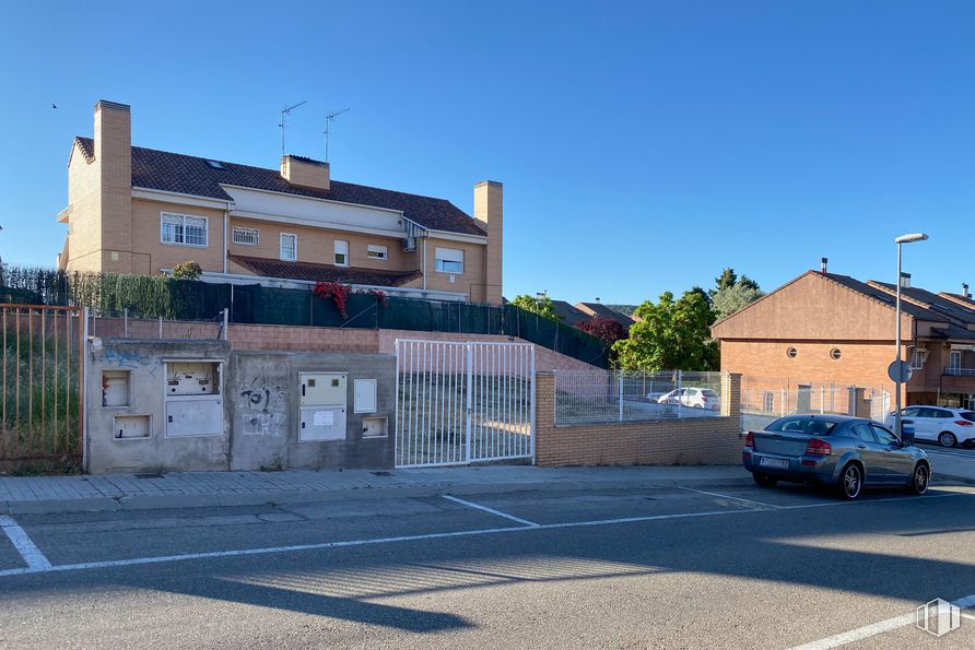 Land for sale at Calle Asia, 1, Villalbilla, Madrid, 28810 with car, house, sky, wheel, plant, window, street light, tire, road surface and asphalt around