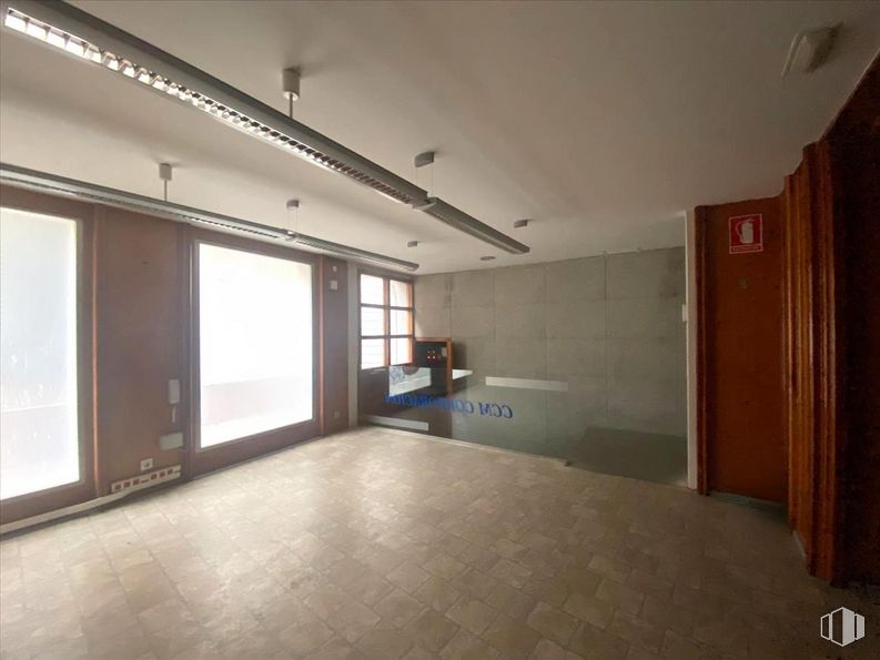 Oficina en venta en Calle Nueva, Toledo, 45001 con ventana, accesorio, madera, interiorismo, hall, suelos, suelo, inmobiliario, madera dura y techo alrededor