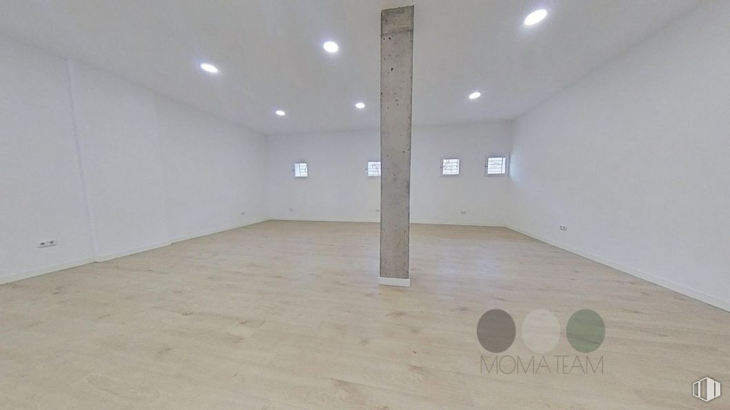 Retail for sale at Avenida España, 68, San Sebastián de los Reyes, Madrid, 28700 with wood, paint, flooring, floor, wood stain, hardwood, hall, ceiling, art and plywood around