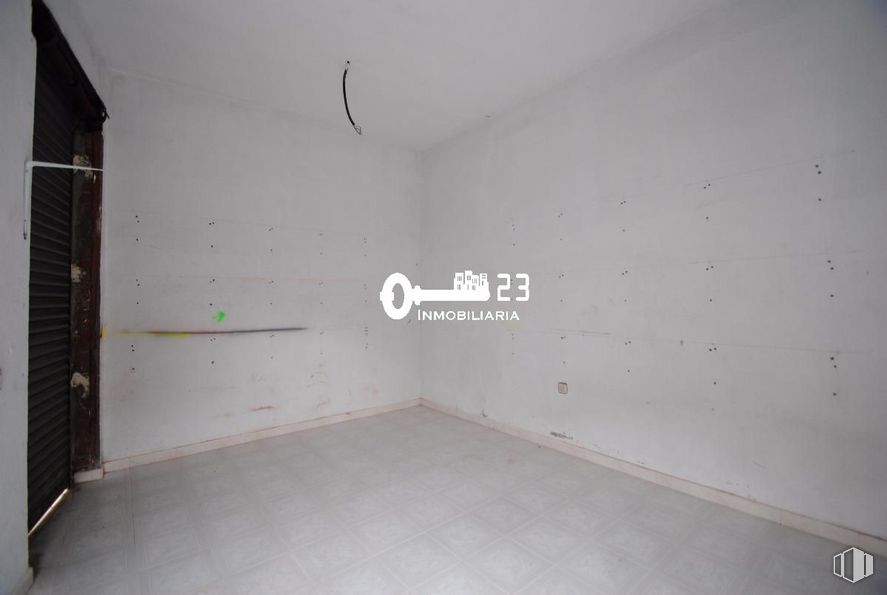 Retail for rent at Zona Estación - Cruz Roja, Illescas, Toledo, 45200 with fixture, wood, flooring, composite material, ceiling, concrete, symmetry, daylighting, room and font around