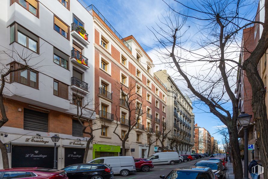 Oficina en alquiler en Calle Ayala, 27, Salamanca, Madrid, 28001 con coche, camioneta, edificio, ventana, neumático, rueda, vehículo terrestre, nube, cielo y vehículo alrededor