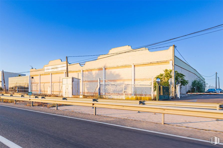 Industrial for sale at Avenida Navalcarnero, 118, Griñón, Madrid, 28971 with building, sky, road surface, electricity, asphalt, street light, urban design, residential area, cloud and facade around