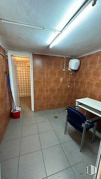 Retail for rent at Calle General Álvarez de Castro, 37, Chamberí, Madrid, 28010 with chair, building, interior design, flooring, door, floor, wall, line, tile flooring and fixture around