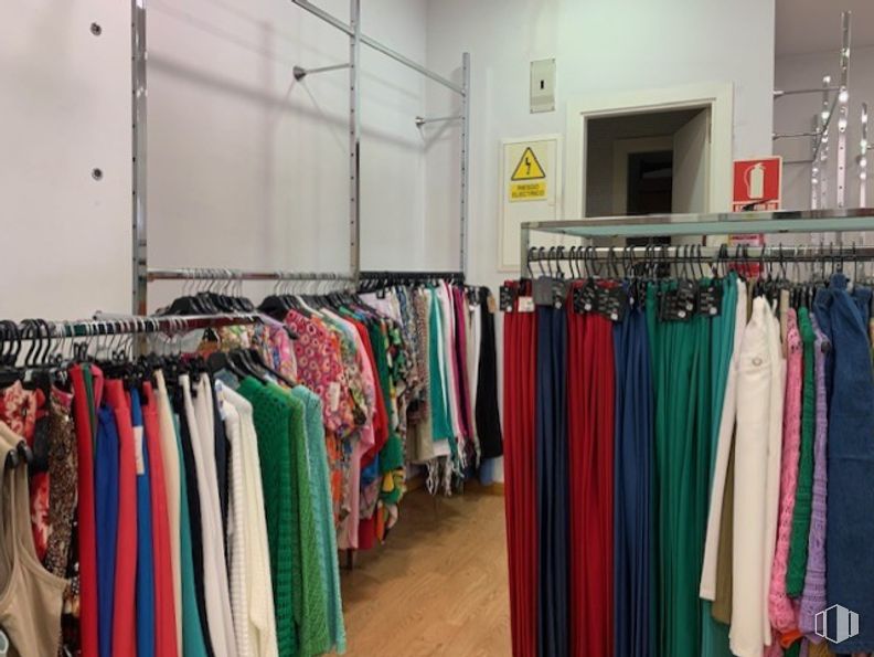 Local en alquiler y venta en Calle Marroquina, Moratalaz, Madrid, 28030 con ropa, percha, manguito, camiseta, venta al por menor, diseño de moda, ropa deportiva, tienda, magenta y evento alrededor